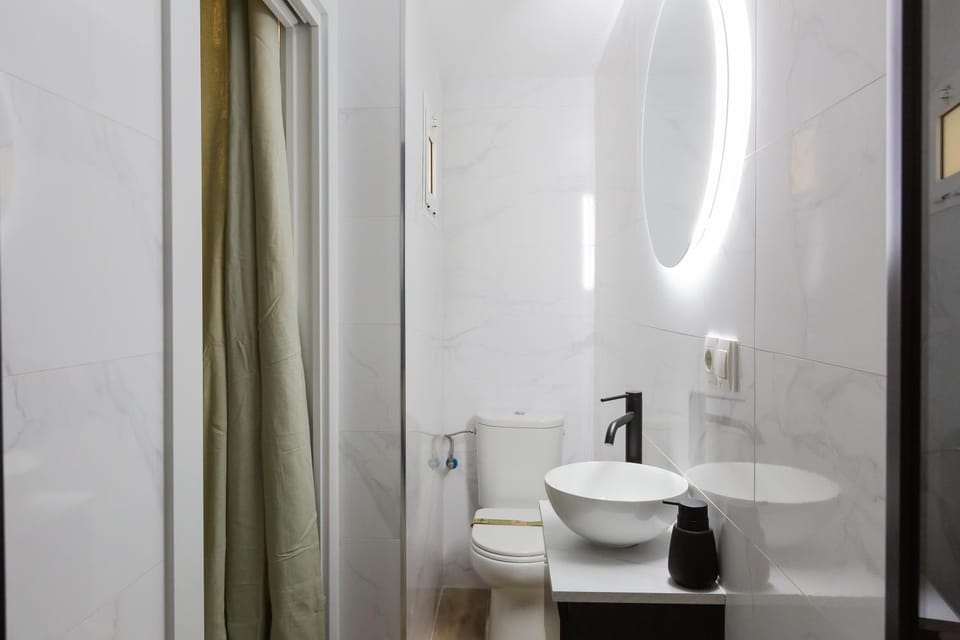 Toilet, Bathroom, heating, towels