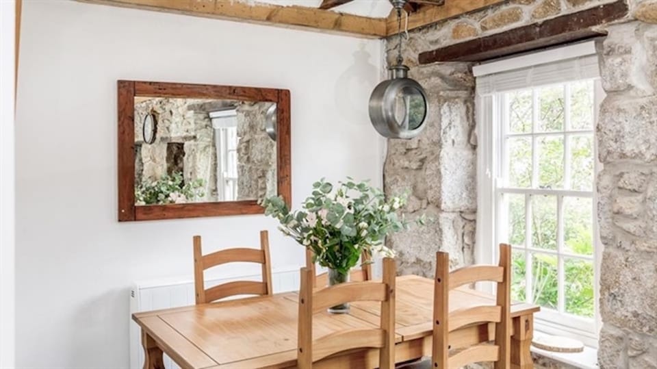 Boatsman's Cottage- sleeps 4- Garage- Mousehole House in Mousehole