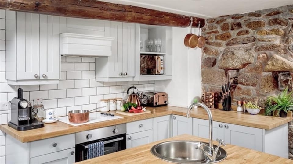 Boatsman's Cottage- sleeps 4- Garage- Mousehole House in Mousehole