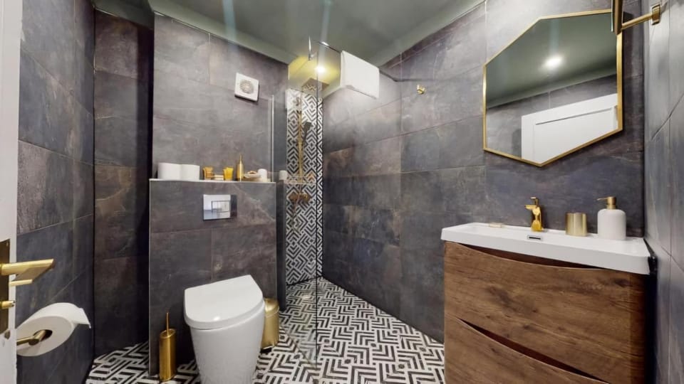 Shower, Toilet, Bathroom, towels