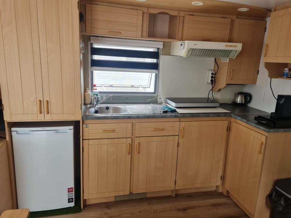 Coffee/tea facilities, Kitchen or kitchenette, stove
