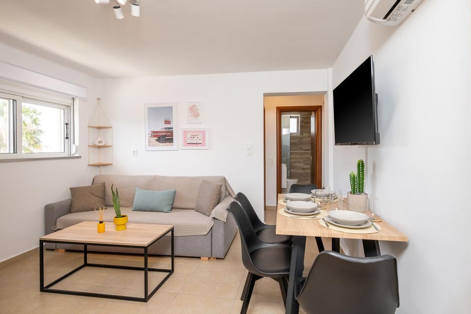 TV and multimedia, Living room, Seating area, Dining area, air conditioner