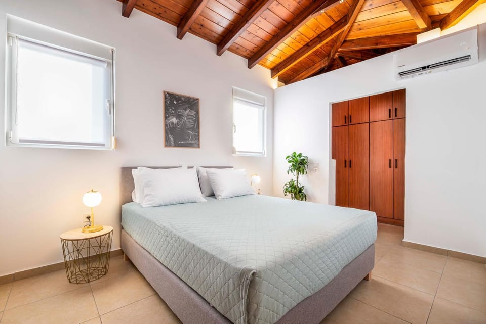 Bed, Photo of the whole room, Bedroom, wardrobe, air conditioner