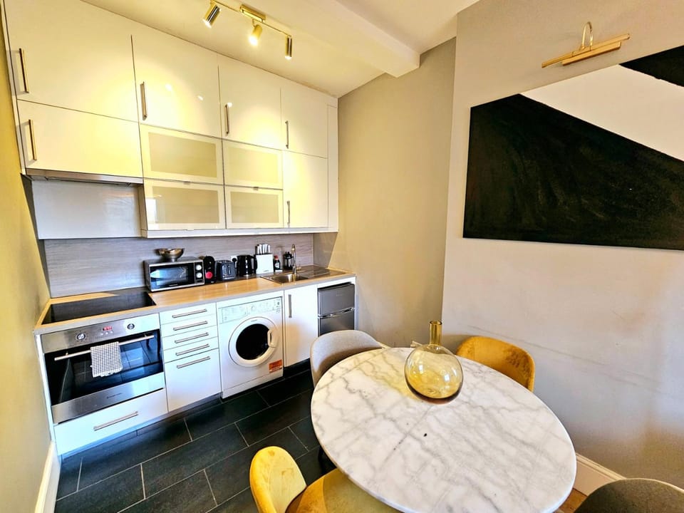 Kitchen or kitchenette, Dining area, minibar, pet friendly, stove, toaster, washing machine, dryer