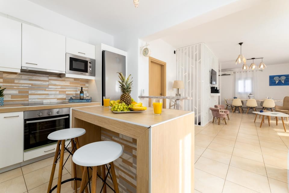Kitchen or kitchenette, Dining area, minibar, pet friendly