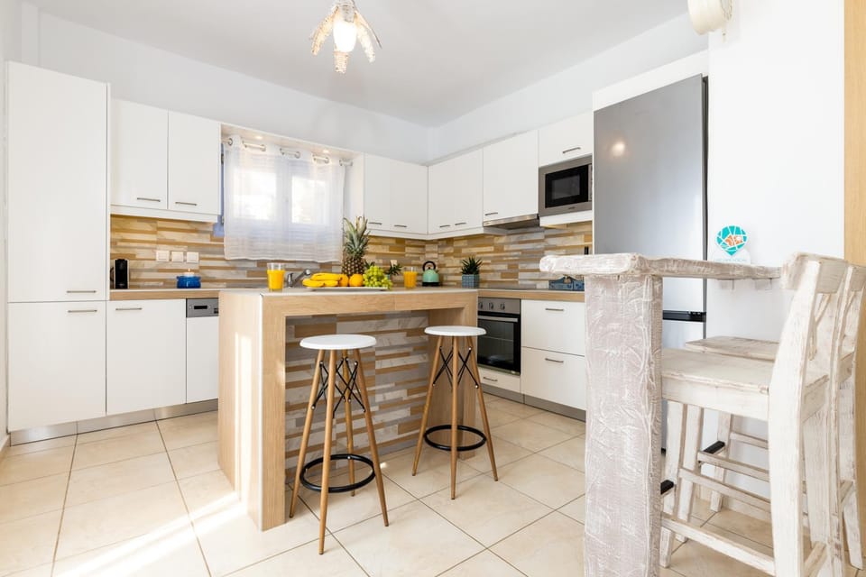 Kitchen or kitchenette, dishwasher, minibar, stove