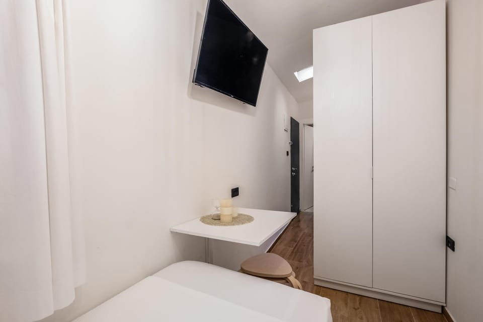 Bed, TV and multimedia, Seating area, Dining area, wardrobe