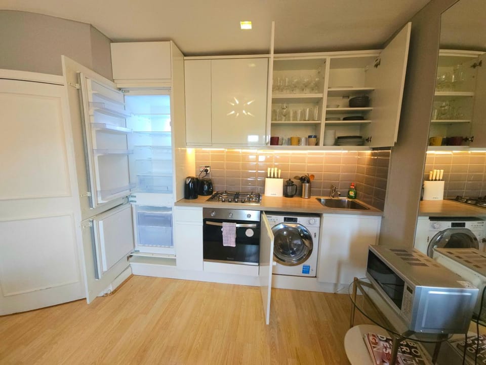 Coffee/tea facilities, Kitchen or kitchenette, microwave, oven, stove, toaster, washing machine, dryer