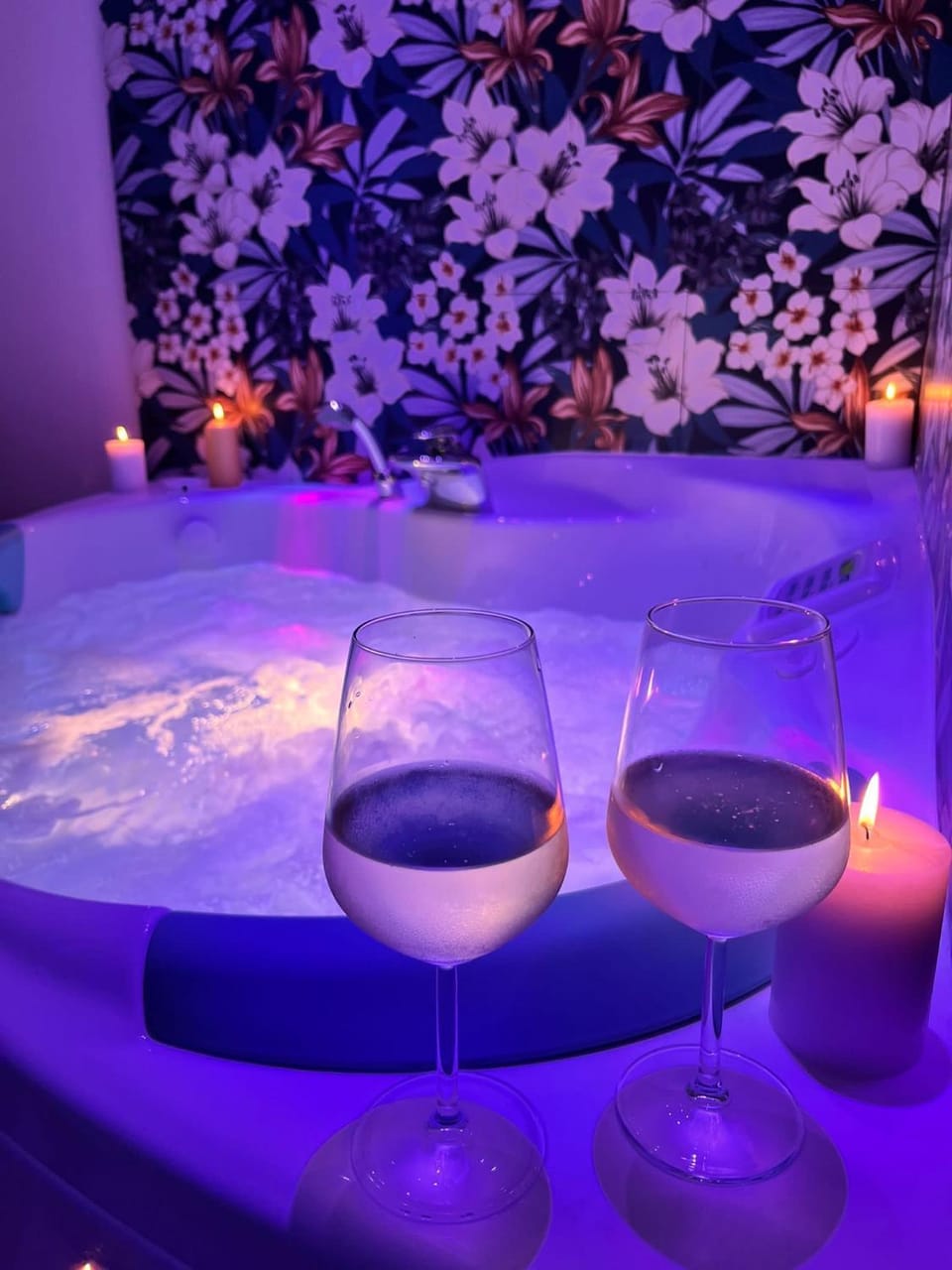Hot Tub, Food and drinks