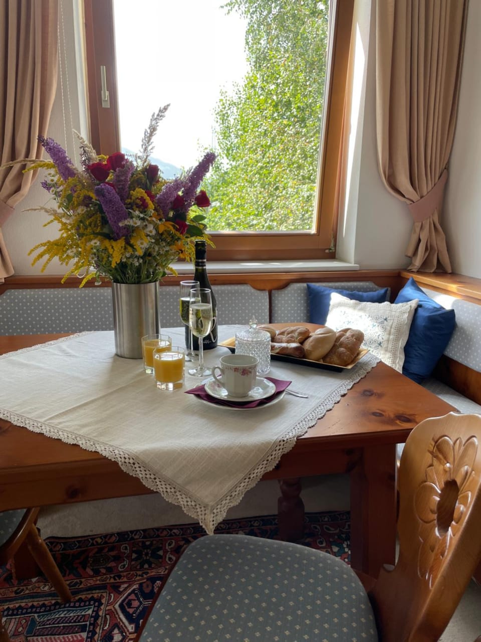 Seating area, Dining area
