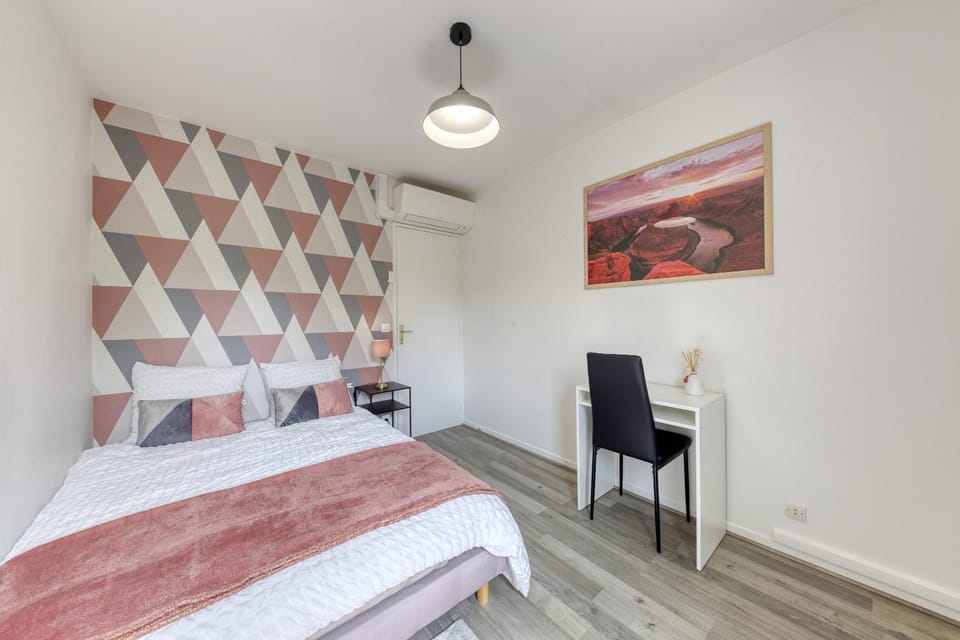 Bed, Photo of the whole room, Seating area, Bedroom, air conditioner