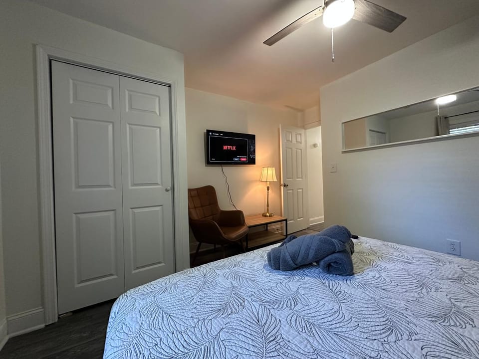 Bed, TV and multimedia, Photo of the whole room, Bedroom, towels