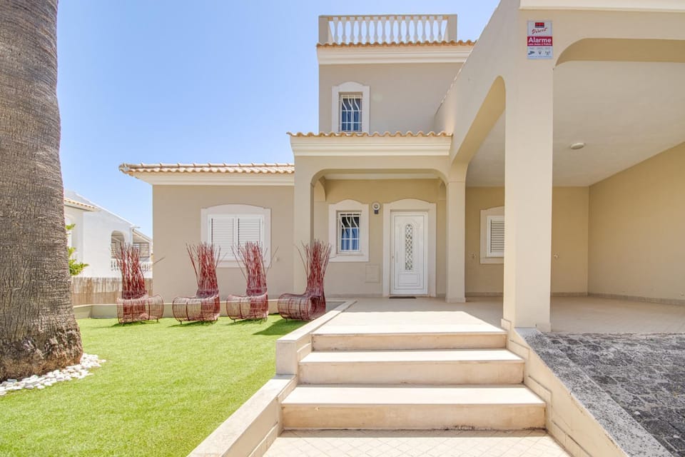 Property building, Facade/entrance, Day