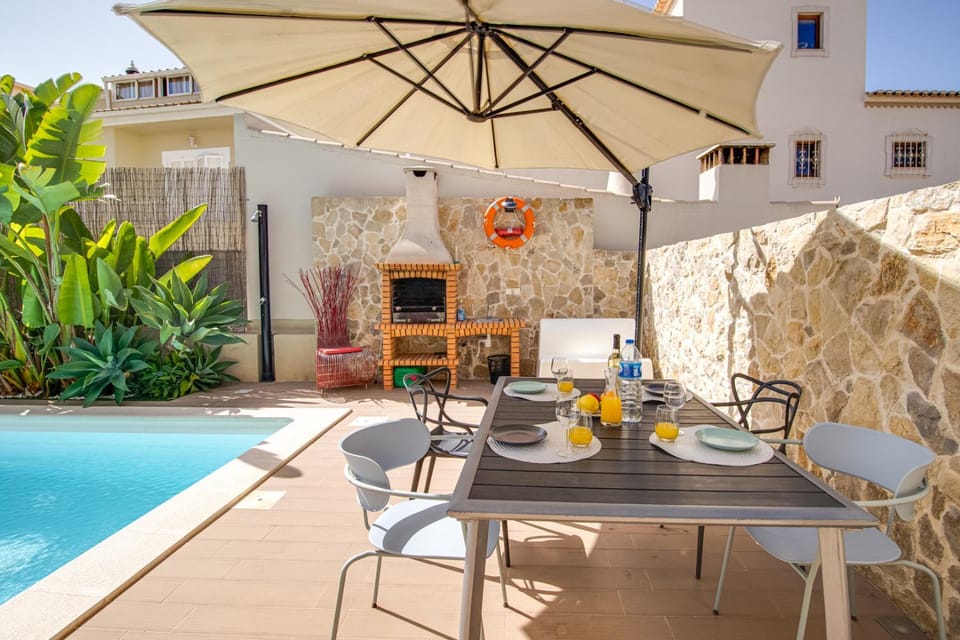 Patio, Day, BBQ facilities, View (from property/room), Balcony/Terrace, Seating area, Dining area, Pool view, Swimming pool, sunbed