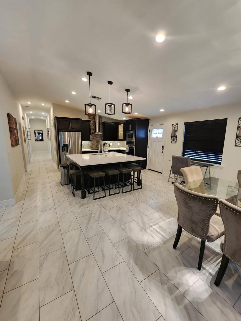 Kitchen or kitchenette, Dining area