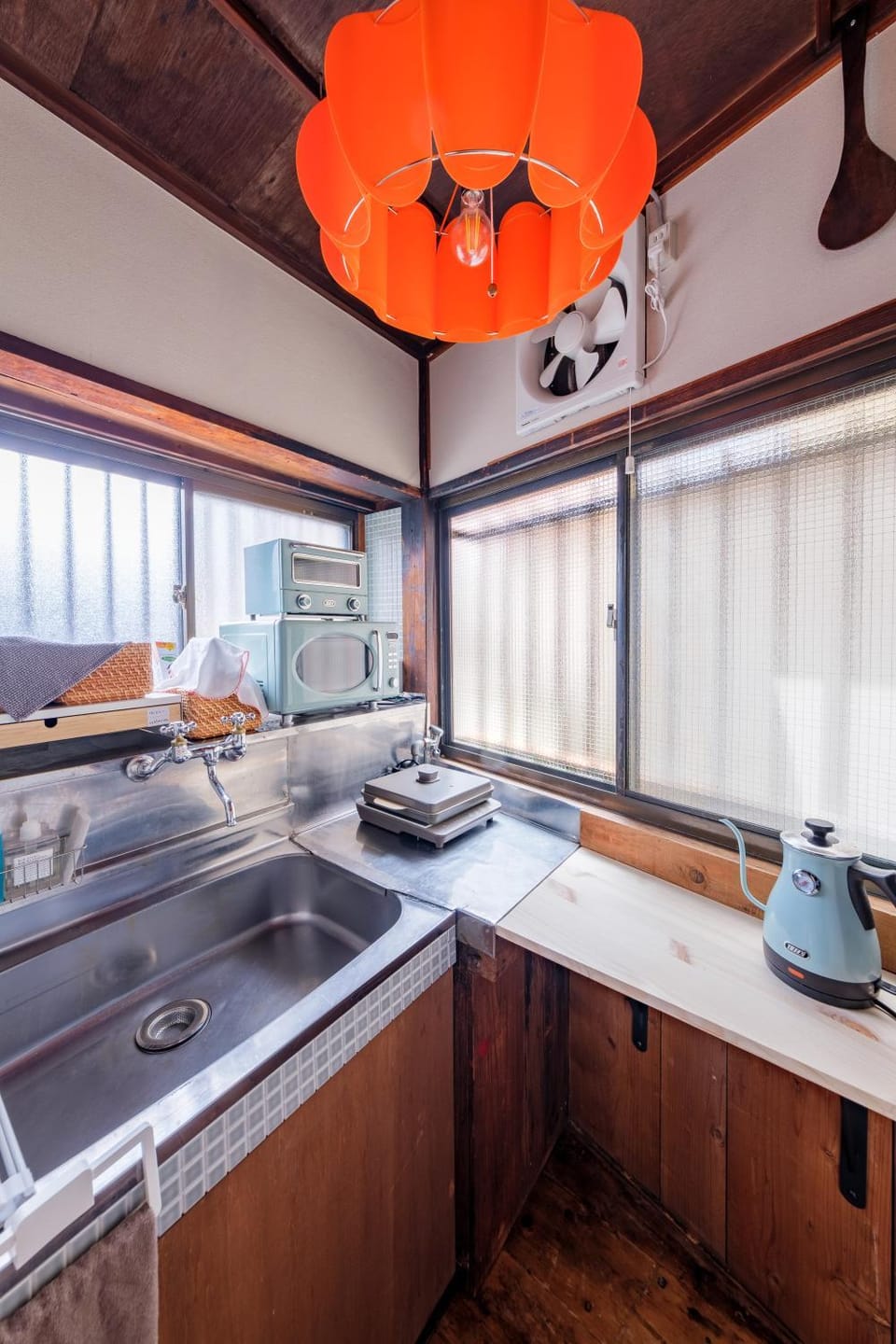 Kitchen or kitchenette, Photo of the whole room, stove, toaster