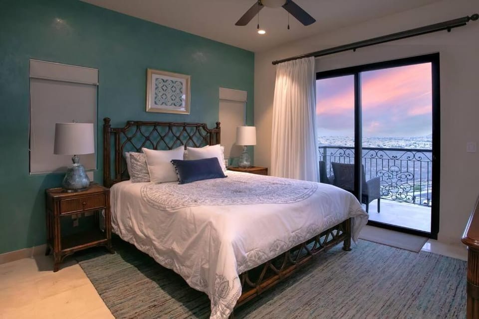 Stunning 3BR Condo with Ocean Views, Golf Course & Resort Amenities Apartment in Cabo San Lucas