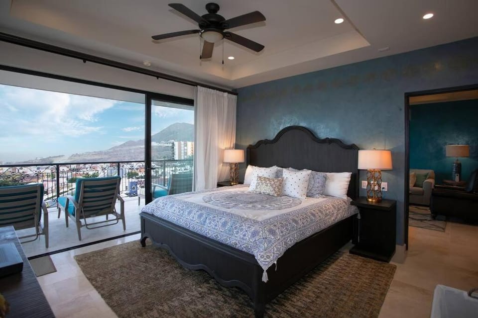 Stunning 3BR Condo with Ocean Views, Golf Course & Resort Amenities Apartment in Cabo San Lucas