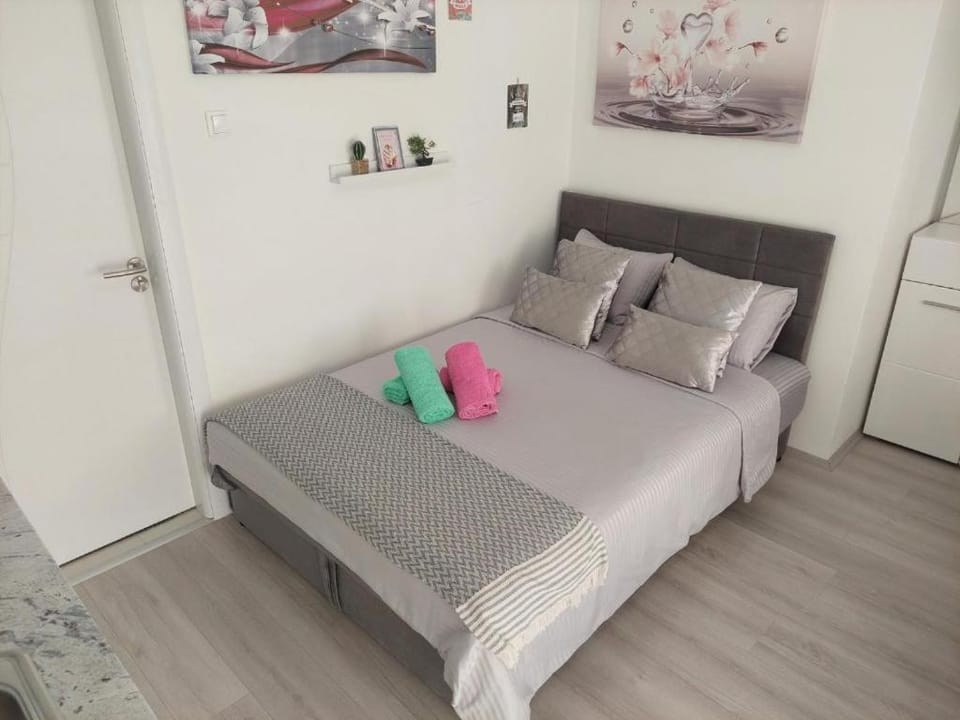 Bed, Bedroom, towels