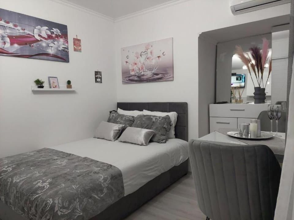 Bed, Photo of the whole room, Seating area, Bedroom, air conditioner