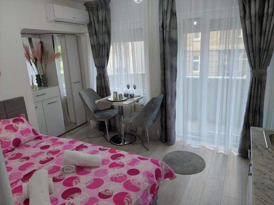 Bed, Kitchen or kitchenette, Photo of the whole room, Bedroom, towels, air conditioner