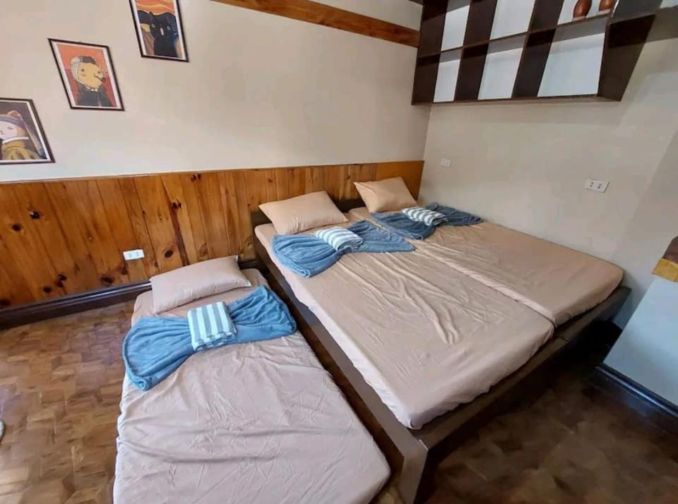 Bed, towels
