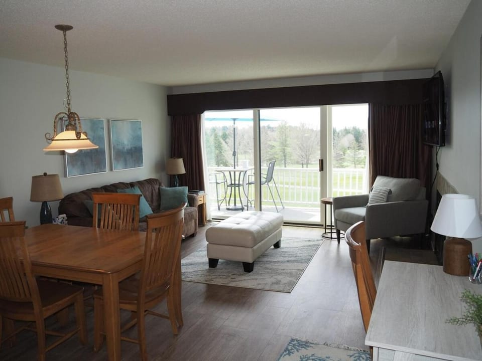 The Grand Getaway - Gorgeous and Great Location! House in Michigan