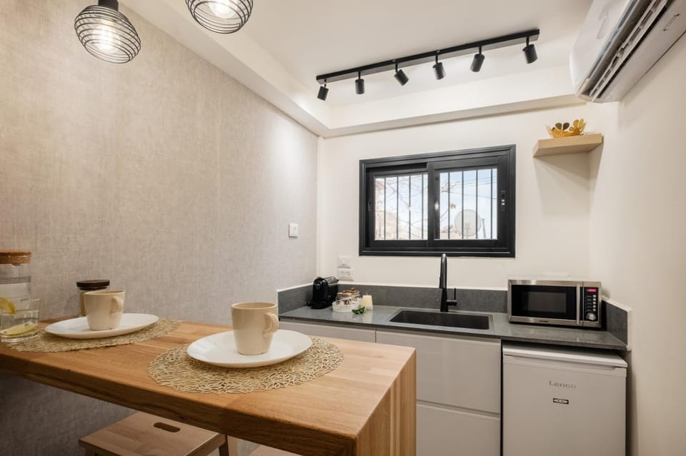 Coffee/tea facilities, Kitchen or kitchenette, stove