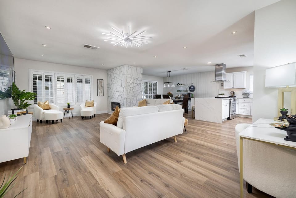 Kitchen or kitchenette, Living room, Dining area, fireplace