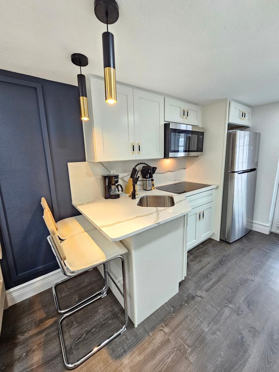Kitchen or kitchenette, minibar, stove, toaster