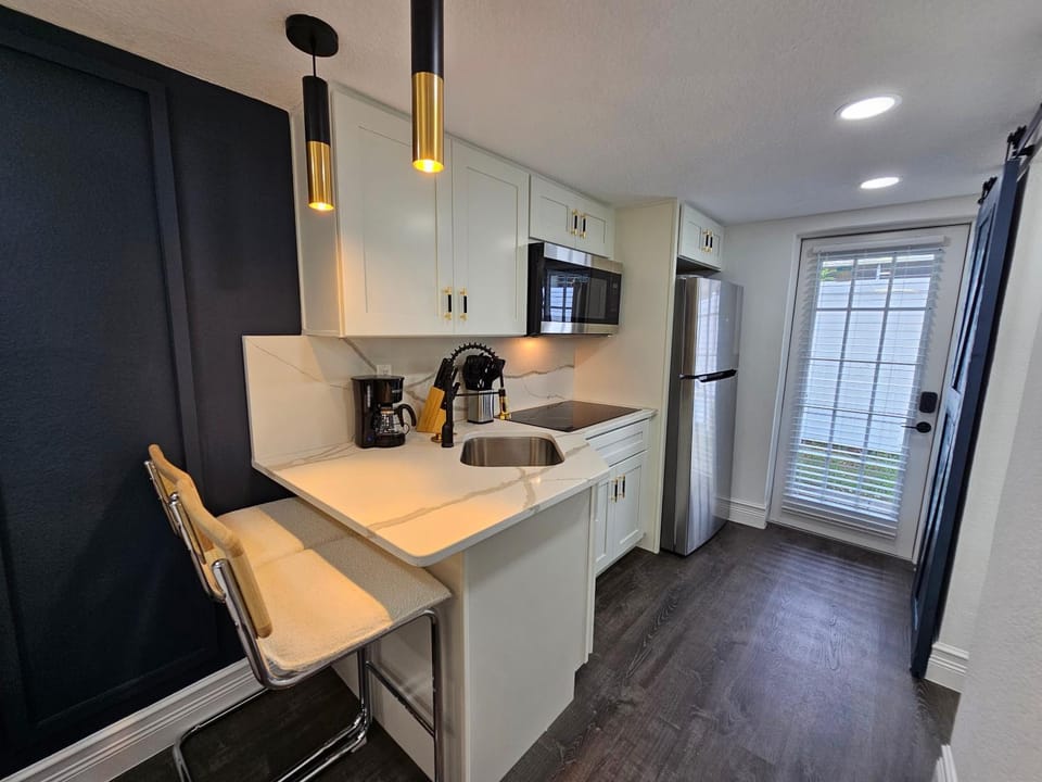 Coffee/tea facilities, Kitchen or kitchenette, minibar, stove