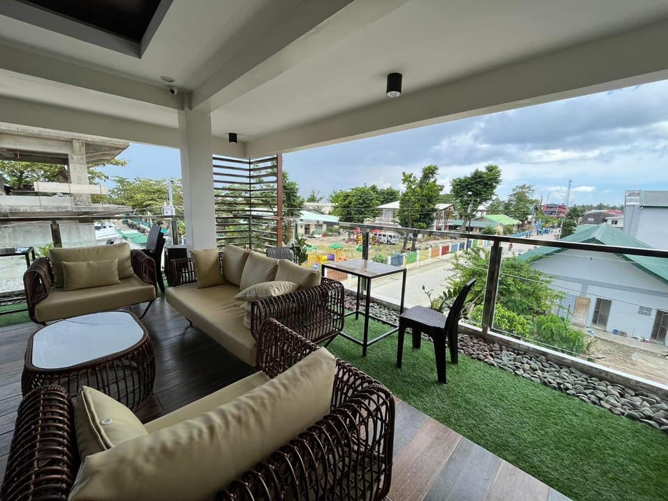 View (from property/room), Balcony/Terrace, Kitchen or kitchenette, Living room, Seating area