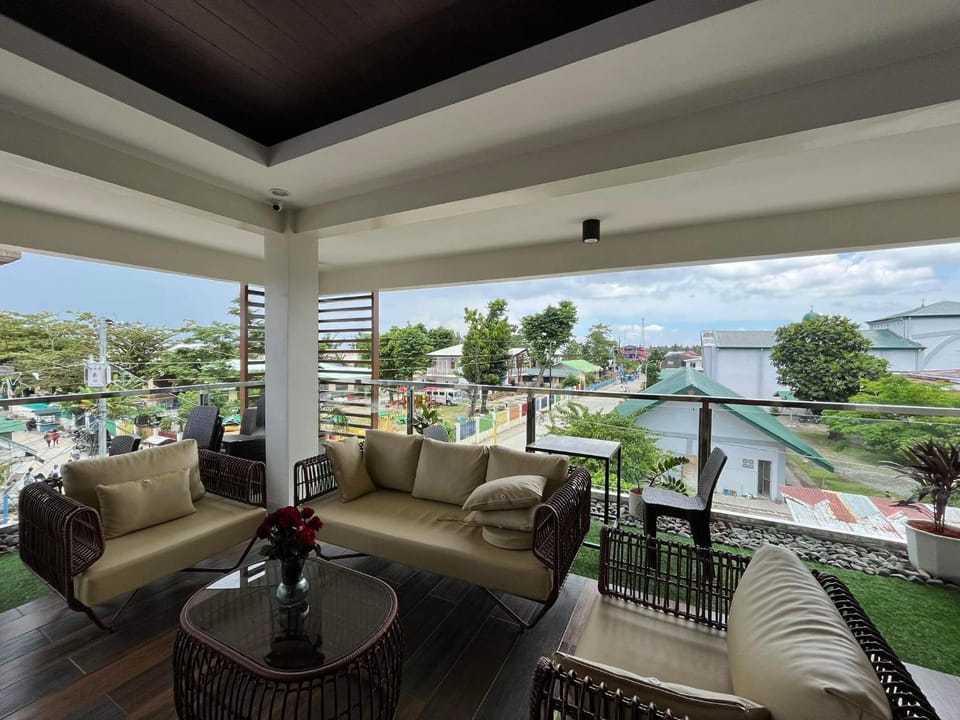 Communal lounge/ TV room, Balcony/Terrace, Living room, Dining area, Sea view