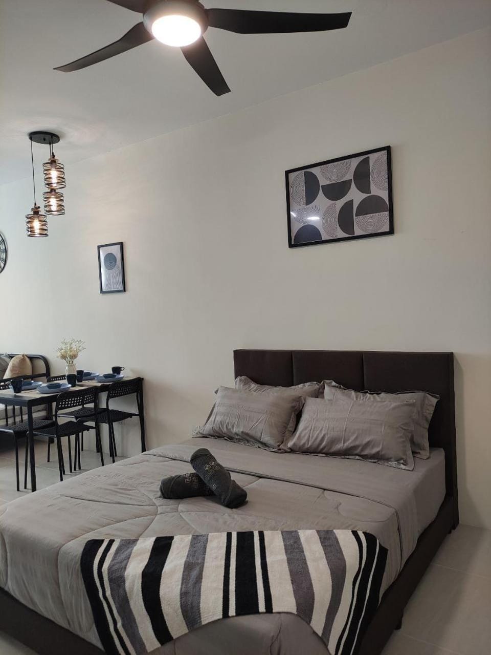 Bed, Seating area, fireplace