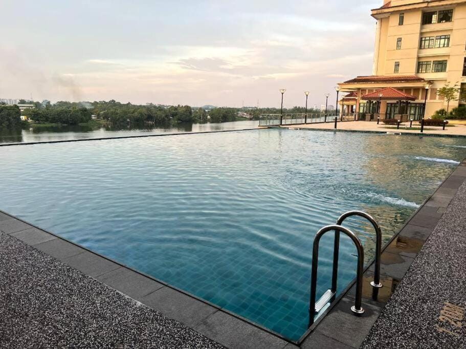 Property building, Day, Pool view, Swimming pool, sunbed
