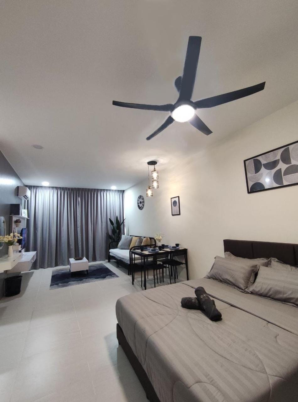 Bed, TV and multimedia, Photo of the whole room, fireplace, towels, air conditioner