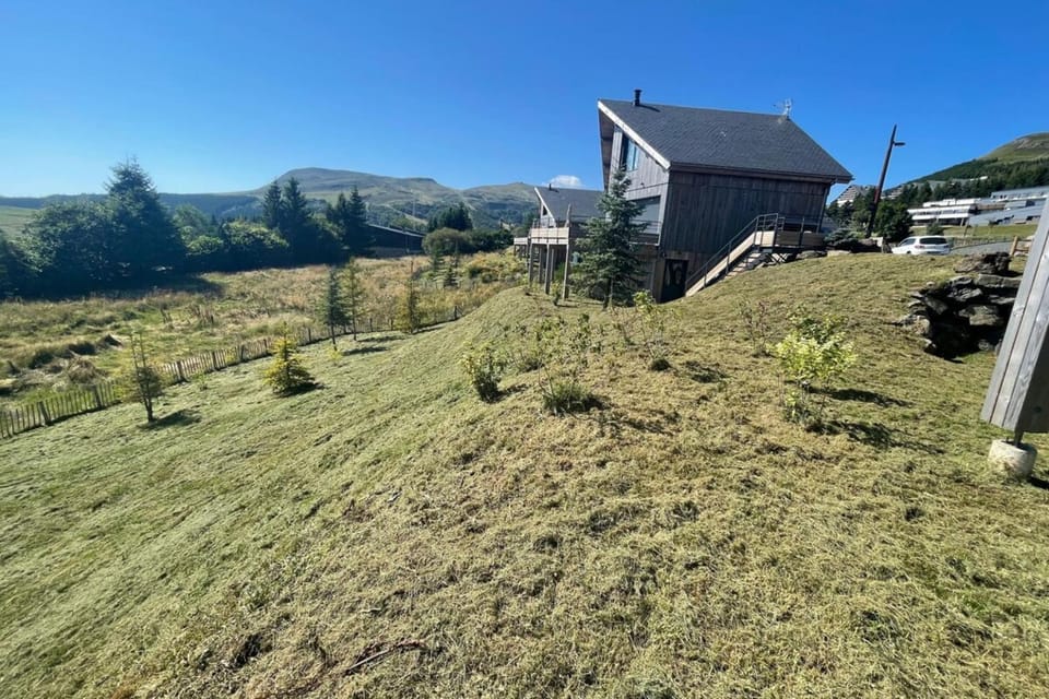 Property building, Spring, Day, Natural landscape, Garden, Garden view, Mountain view