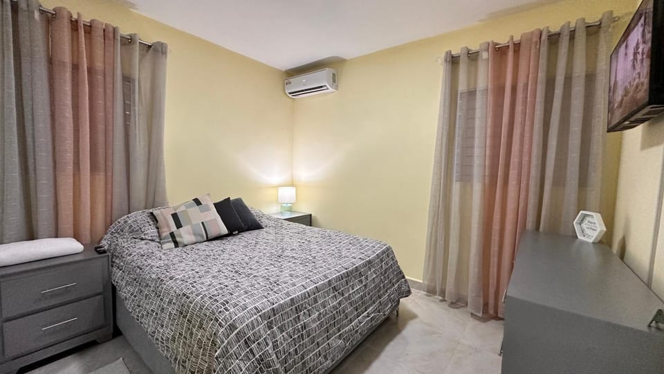 Bed, TV and multimedia, Photo of the whole room, Bedroom, air conditioner