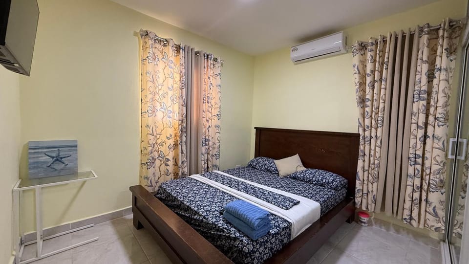 Bed, TV and multimedia, Photo of the whole room, Bedroom, air conditioner