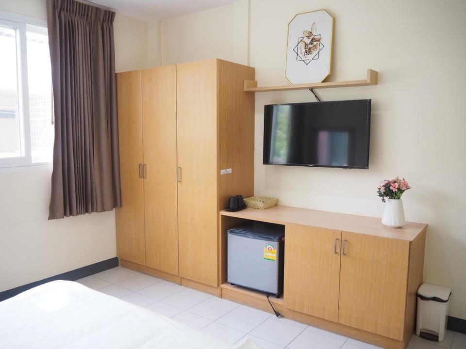 TV and multimedia, Photo of the whole room, Bedroom, hair dresser, wardrobe