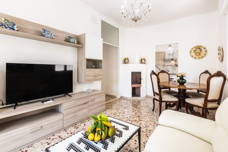 TV and multimedia, Living room, Seating area, Dining area