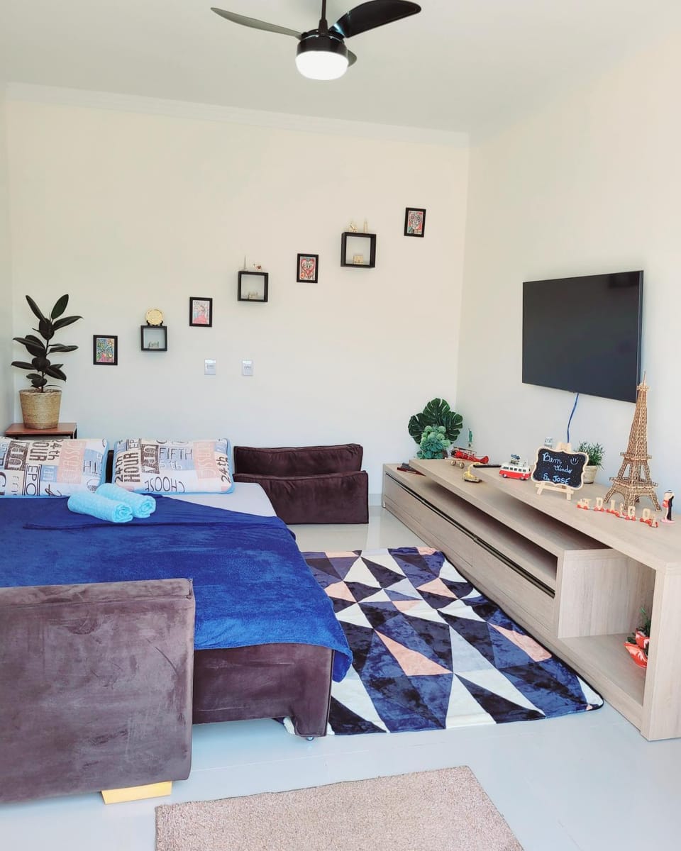Communal lounge/ TV room, Bed, TV and multimedia, Living room, Photo of the whole room, Seating area, Evening entertainment, Bedroom, fireplace, air conditioner