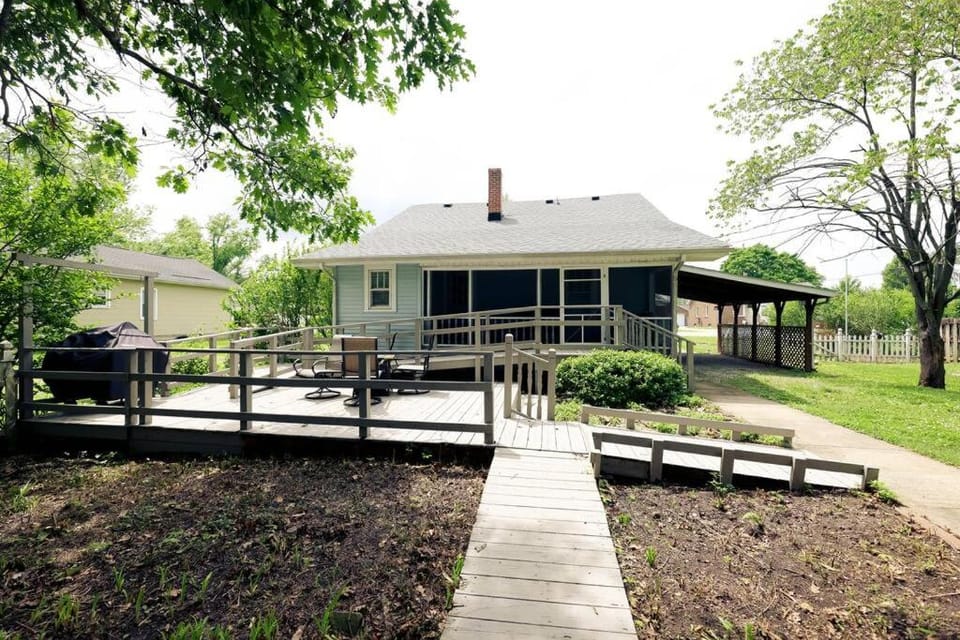 *Charming 2BR~King Bed~Grill*Firepit~9 Min to ISU House in Terre Haute