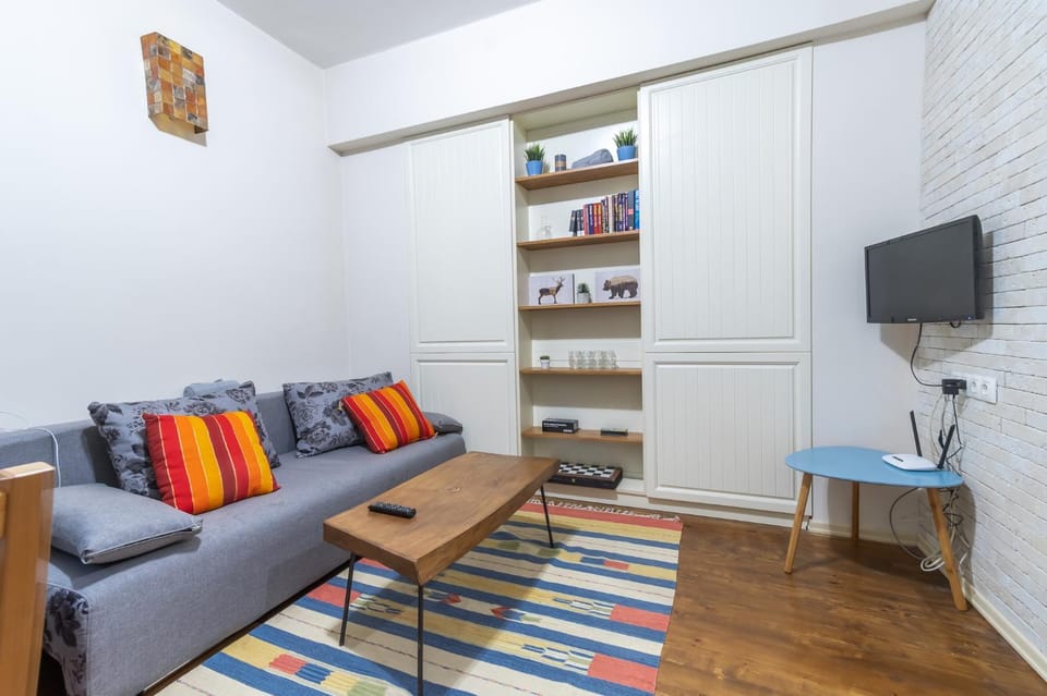 Communal lounge/ TV room, TV and multimedia, Living room, Seating area, Evening entertainment