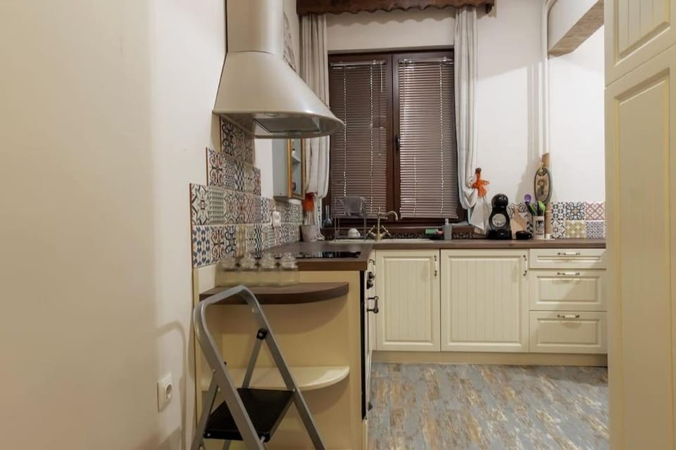 Kitchen or kitchenette, Dining area, stove