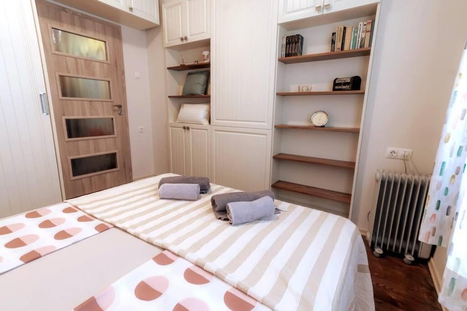 Bed, Photo of the whole room, Bedroom, internet, wardrobe