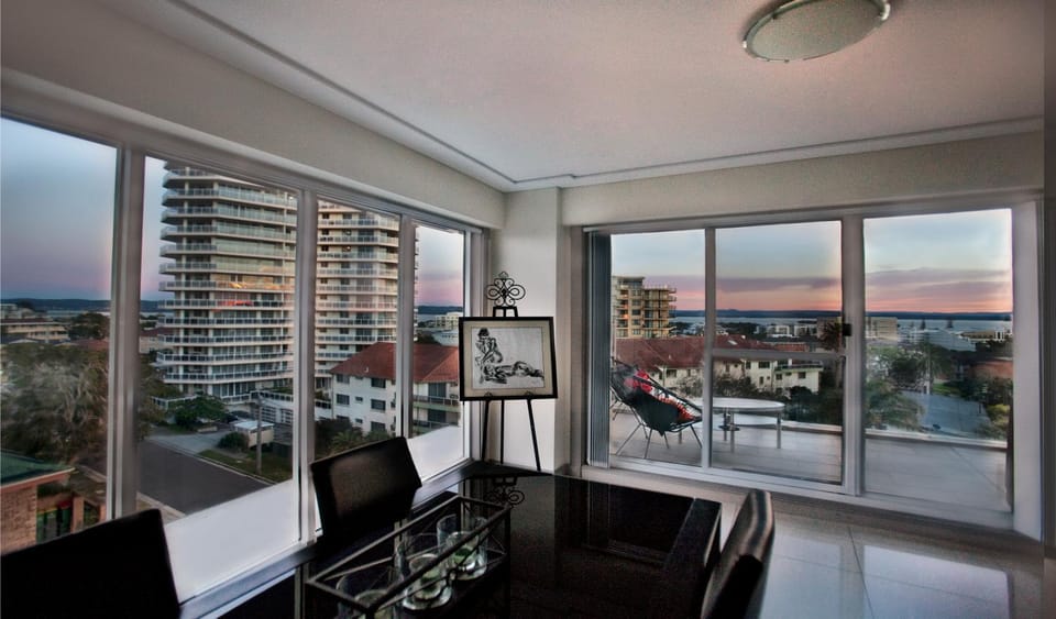 View (from property/room), Balcony/Terrace, Living room, Seating area, City view