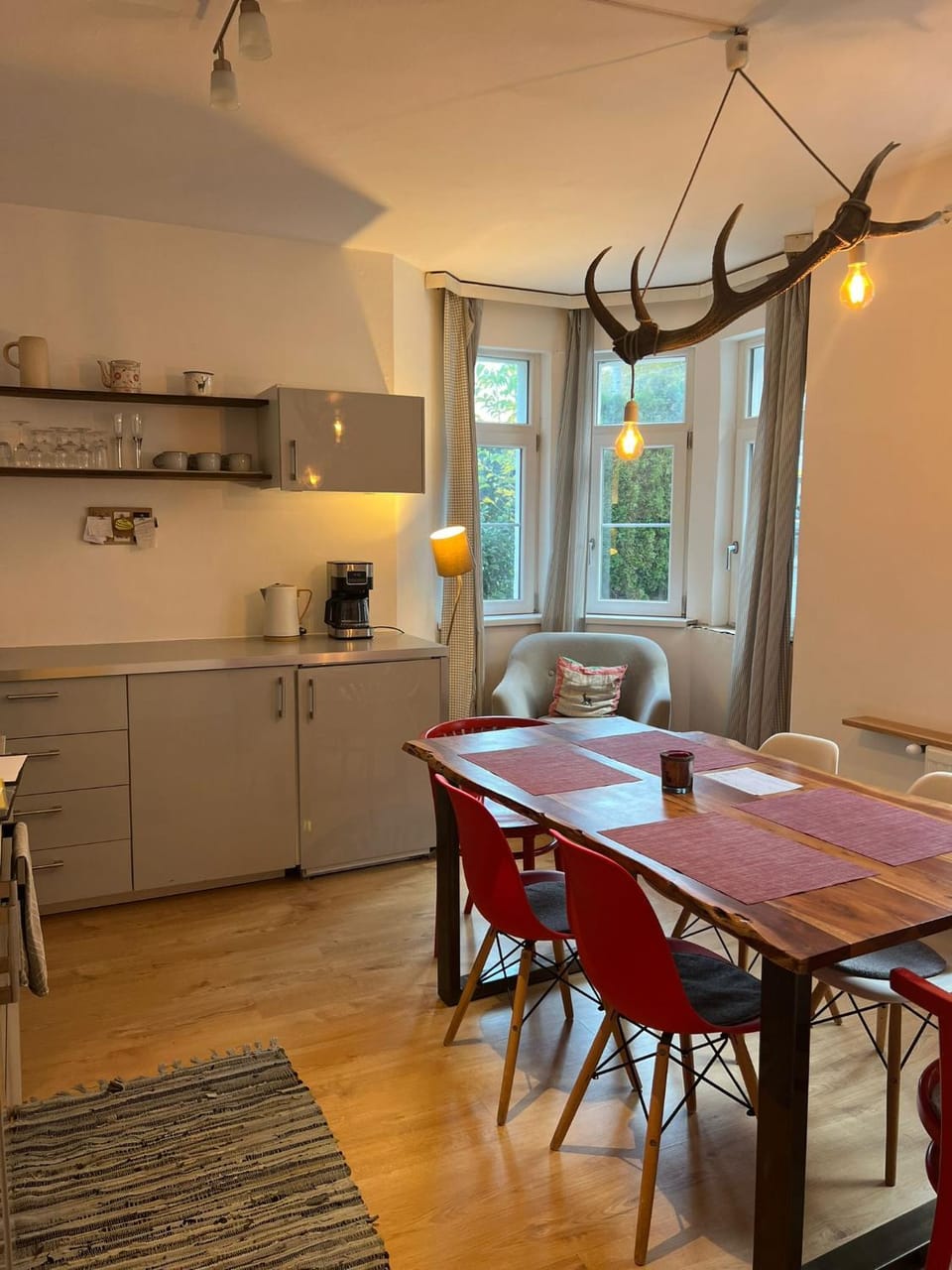 Kitchen or kitchenette, Dining area