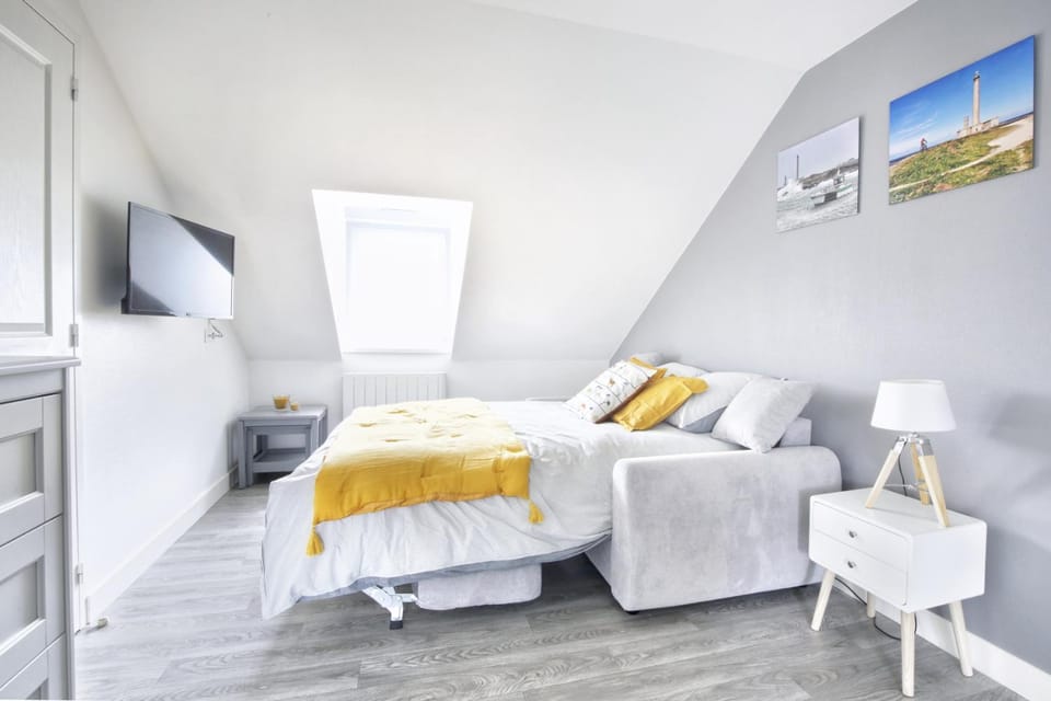 Bed, TV and multimedia, Photo of the whole room