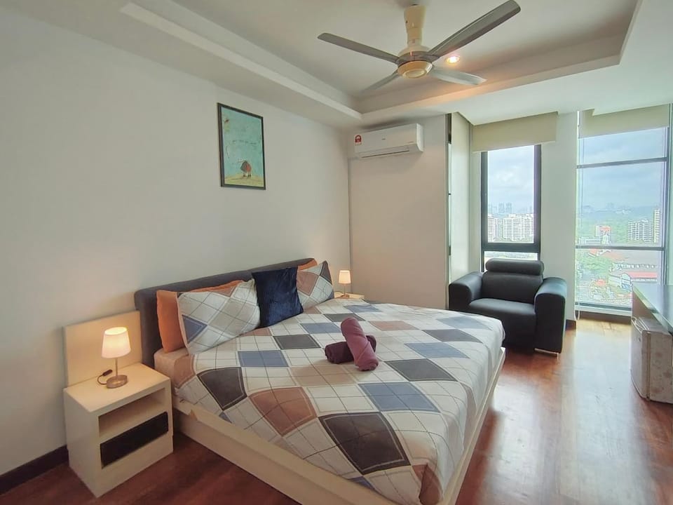 Bed, Photo of the whole room, Seating area, Bedroom